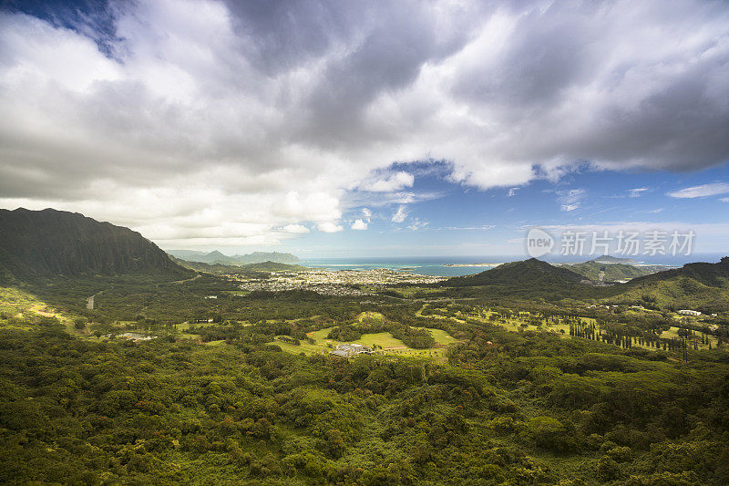 从Nuuanu Pali瞭望台观看